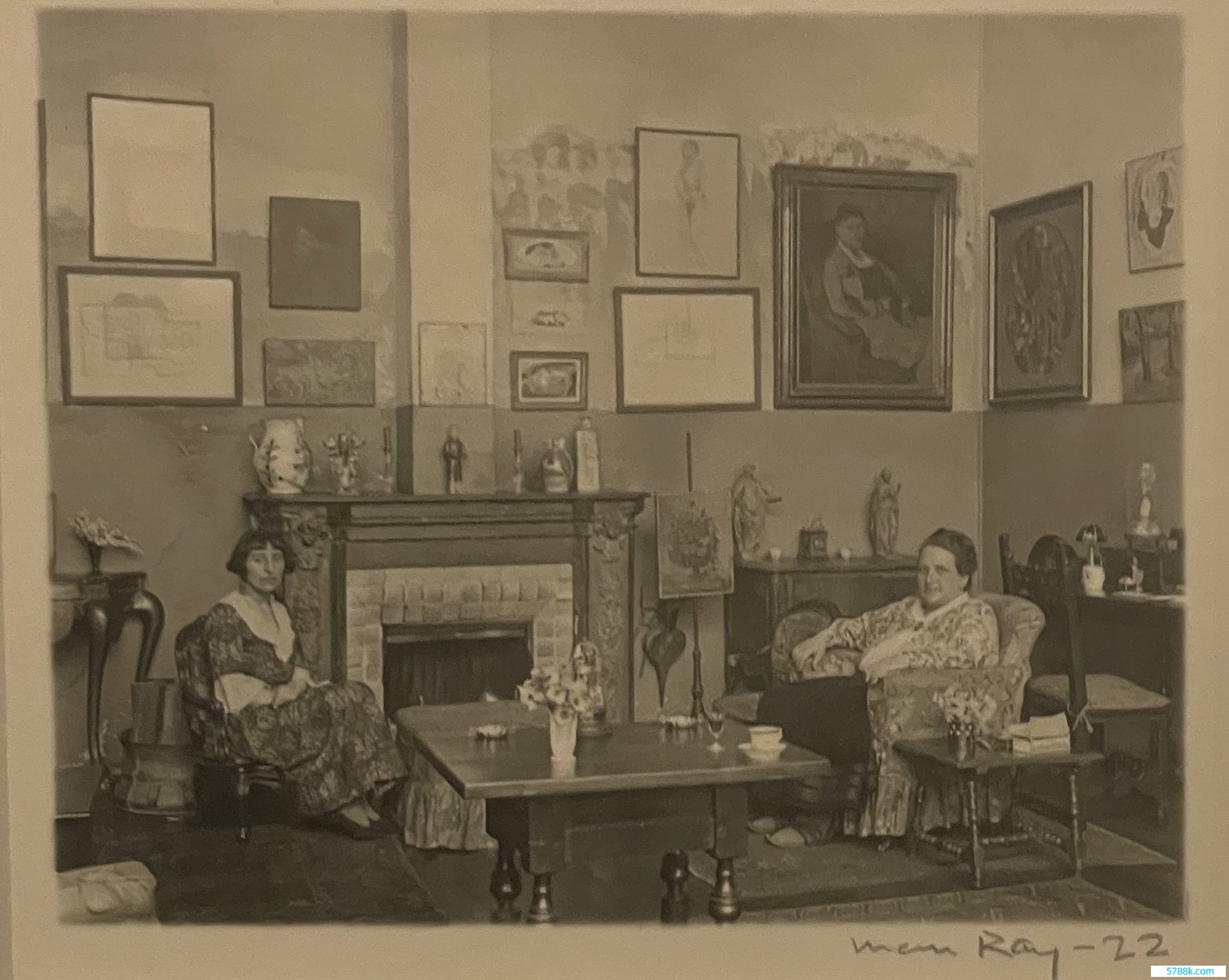 1922年，斯泰因和艾丽斯在她们巴黎的公寓